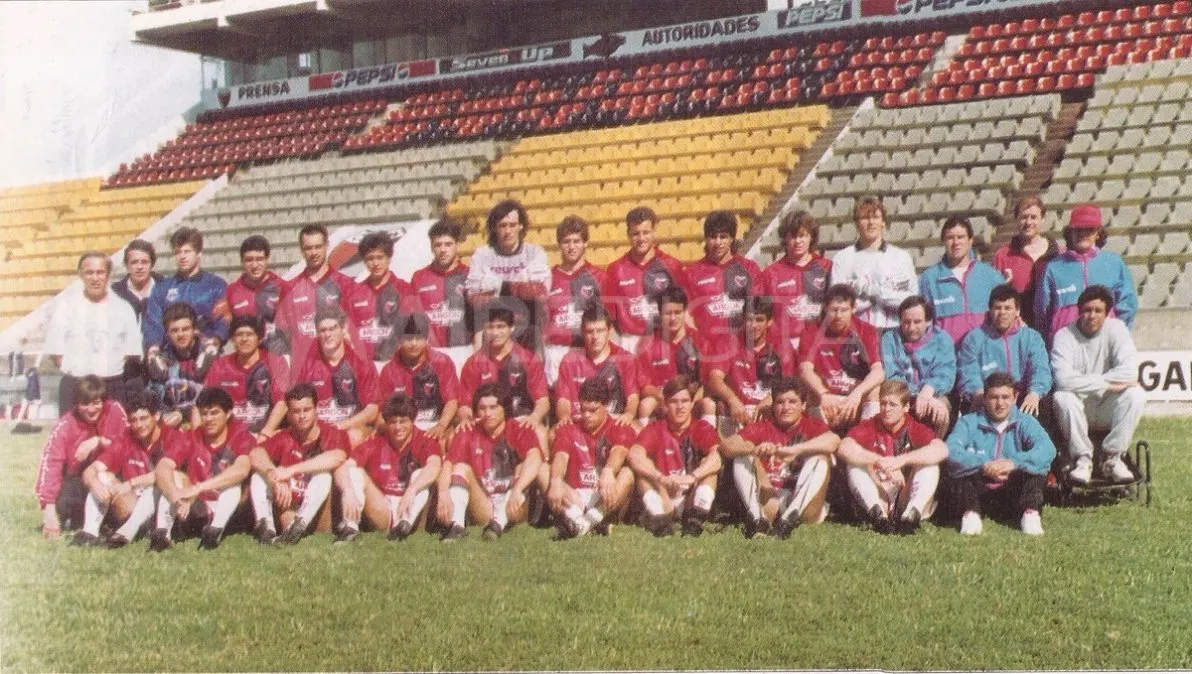 Plantel que consiguió el ascenso a Primera División luego de 14 años de ausencia en 1995. Colón venció a San Martín de Tucumán en la final del torneo reducido.