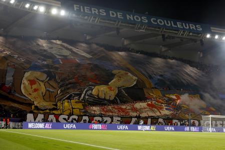 La comentada pancarta del PSG ante el BarçaMohammed Badra / Efe