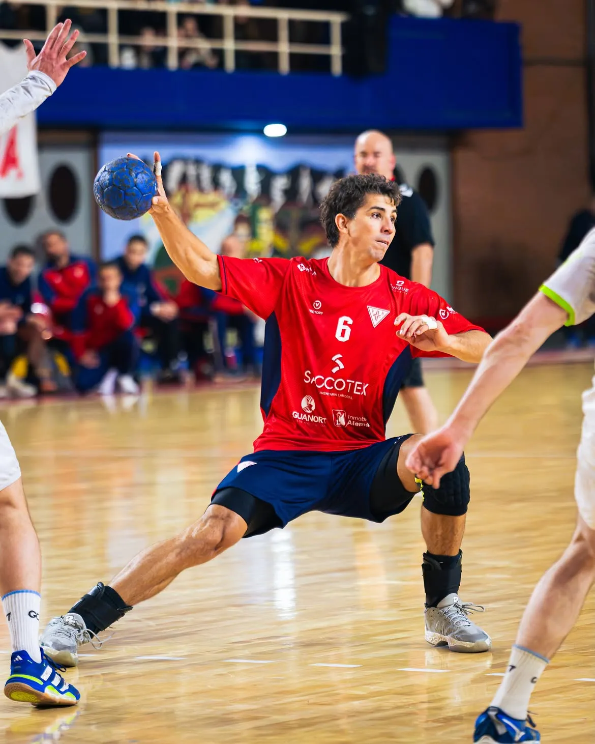 Después de cerrar su histórica etapa en el handball europeo, Simonet regresó a la Sociedad Alemana de Gimnasia de Villa Ballester.