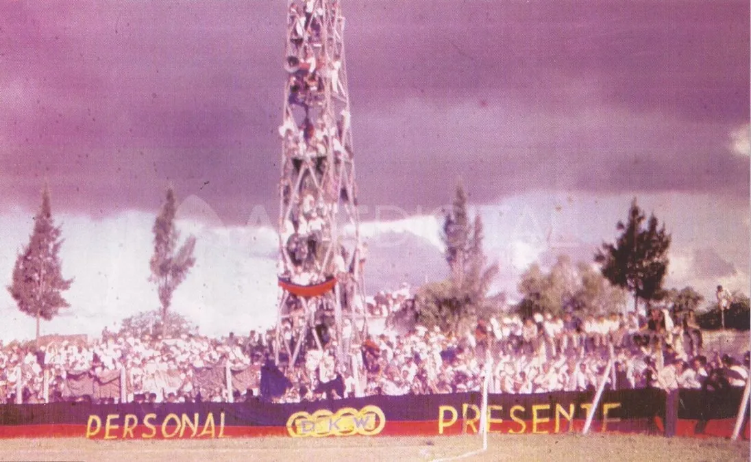 La gente llenó el Estadio Brigadier López varias horas antes del encuentro ante Nueva Chicago, el último del campeonato de 1965. Las torres de iluminación, abarrotadas de simpatizantes.