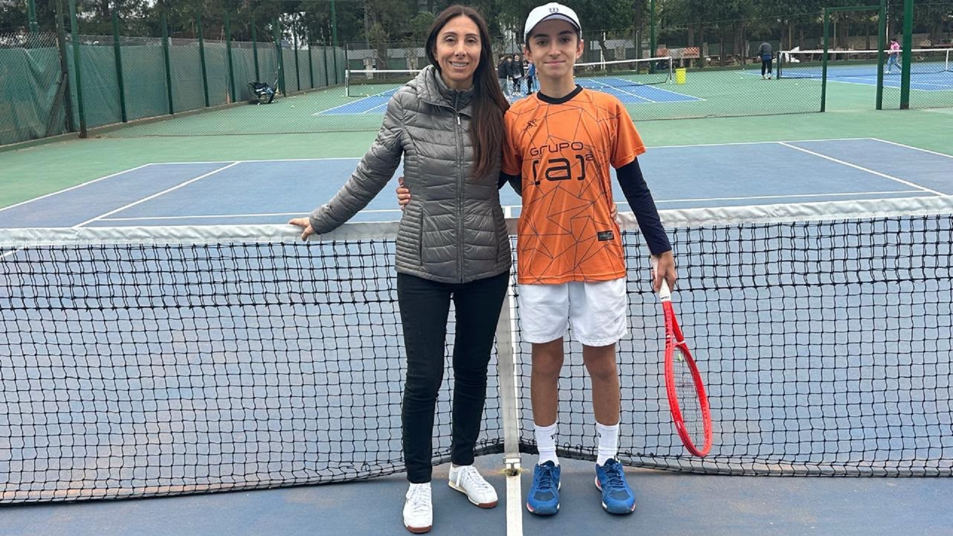 Juani junto a Eulogia, su mamá y quien lo acompaña en cada paso (Crédito: familia Carnevale)